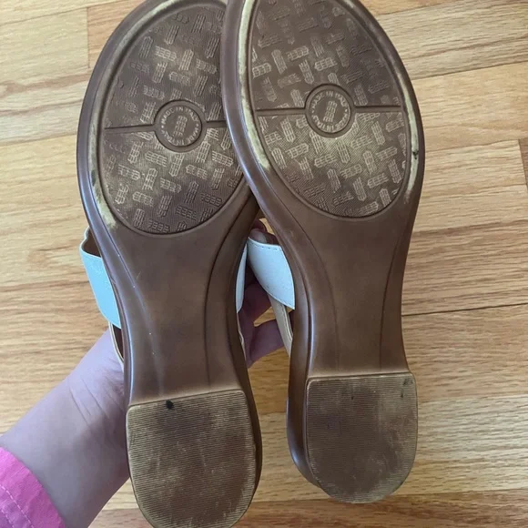 Italian Shoemakers size 8 flip flop sandals white tan gold - Picture 4 of 4